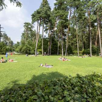 The sunbathing lawn at the Badi Thusis