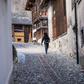 Pschuuri Splügen - A "Maschggerä" on the move through the streets of Splügen