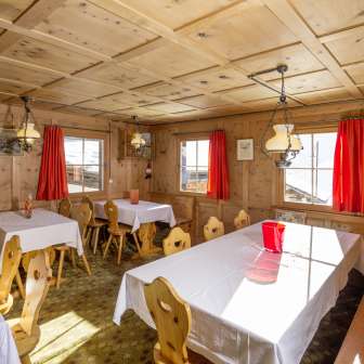 The restaurant at the Gasthaus Alpenrose in Juf