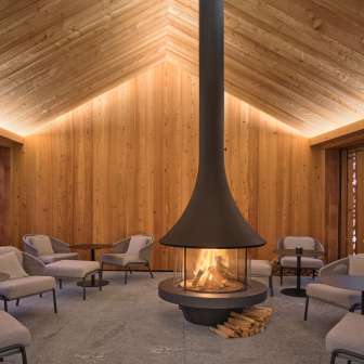 The lounge with fireplace at the Hotel Post in Andeer