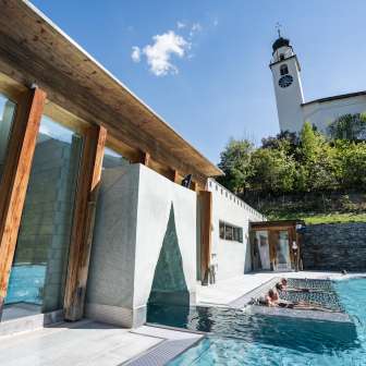 The outdoor pool at the Andeer mineral baths