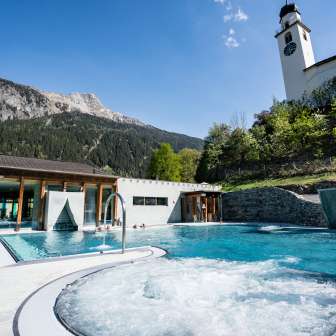 The outdoor pool at the Andeer mineral baths