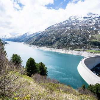 the dam wall in the Valle di Lei is located near the Baita del Capriolo