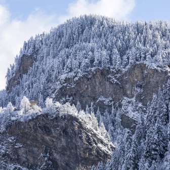 The Hohen Rätien castle complex in winter