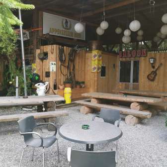 The outside area of Beni's Backroad Beiz in Sils i.D.