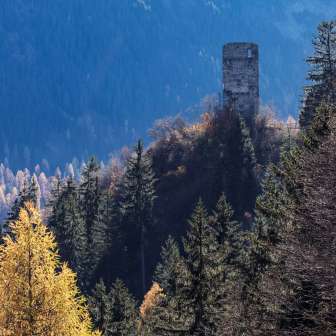 The ruins of Cagliatscha Castle in the fall