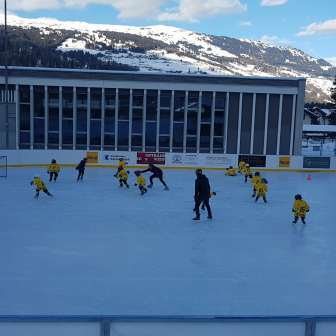 The juniors on the natural ice rink in Sils i.D.