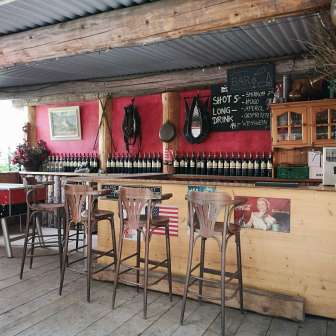 The outside bar of Beni's Backroad Beiz in Sils i.D.
