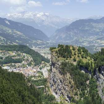 The Hohen Rätien castle towers high above Thusis
