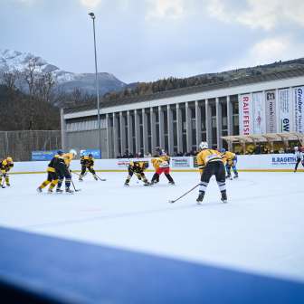 Fun game with celebrities on the artificial ice rink in Sils i.D.