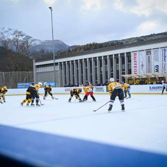 Fun game with celebrities on the artificial ice rink in Sils i.D.