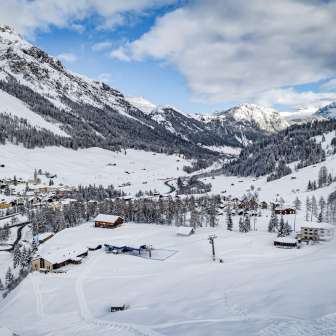 The valley station with the Hüschera Bar and Lodge in Splügen