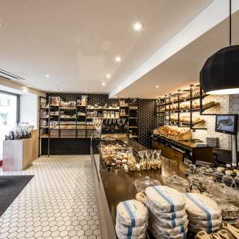 The entrance area with bar at the Gyger in Thusis