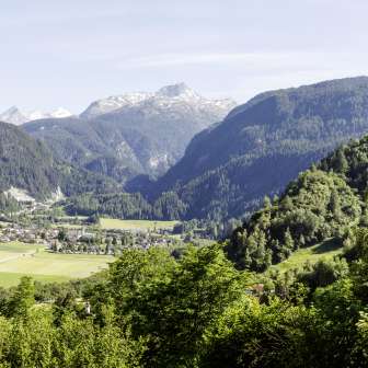 Andeer with the Cagliatscha castle ruins
