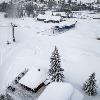 The Hüschera Bar is located directly at the Splügen valley station
