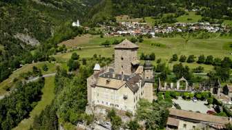 Ortenstein Castle with Tomils in the background