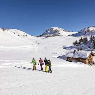 The Feldis ski hut is located directly on the ski slope and on the winter hiking trail