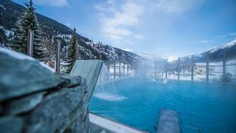 The indoor pool of the Mineralbad Andeer