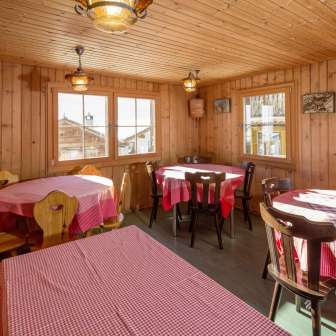 The restaurant at the Gasthaus Alpenrose in Juf