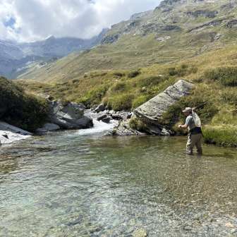 Guest fly fishing in the Rhine forest