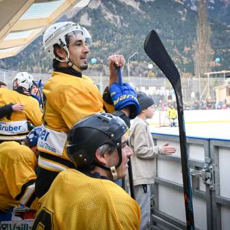 High-ranking visitors on the artificial ice rink in Sils i.D.
