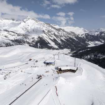 The Tanatzhöhi restaurant is located directly at the mountain station in the Splügen-Tambo ski area.