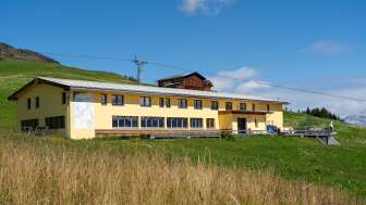The Dultschinas mountain restaurant at the middle station of the Sarn Heinzenberg ski area