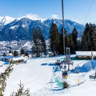 The Hexa hut is located right next to the valley station of the Sarn chairlift
