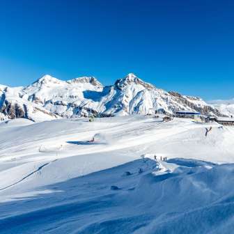 The mountain station of the Splügen-Tambo ski area with the Tanatzhöhi restaurant