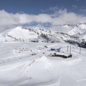 The Tanatzhöhi restaurant is located directly at the mountain station in the Splügen-Tambo ski area.