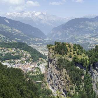 The Hohen Rätien castle towers high above Thusis