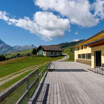 The terrace from Dultschinas towards Piz Beverin