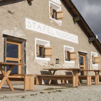 The terrace of the alpine restaurant Alp Nurdagn