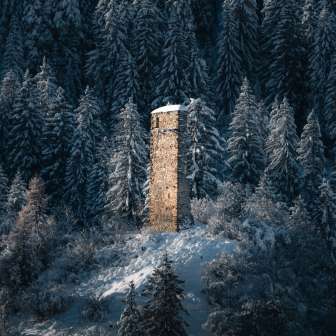 The ruins of Cagliatscha Castle in winter