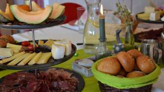 Breakfast in the Garta Urmein Etagere